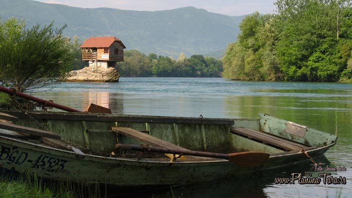 TINY WOODEN HOUSE ON DRINA RIVER IN SERBIA | Jebiga Design & Lifestyle
